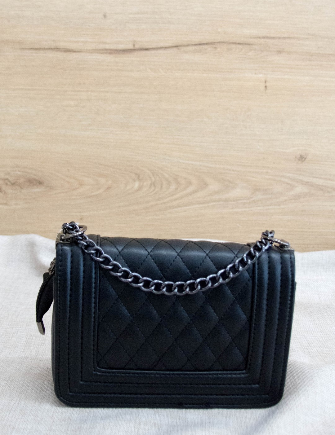 Γυναικείο μαύρο καπιτονέ τσαντάκι ανθρακί αλυσίδα P68581 φωτογραφία